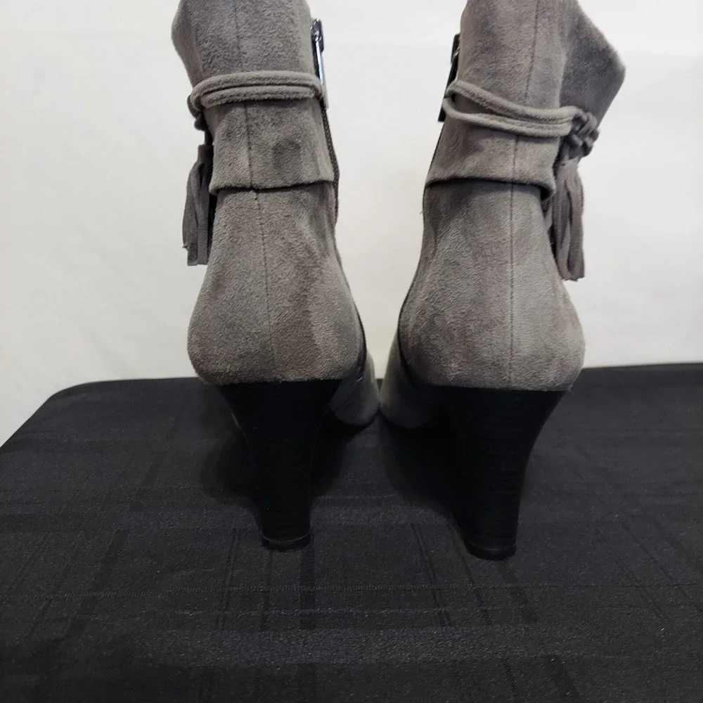 Bandolino Willaria Suede Ankle Boots Gray Block Heel Tassel Side Zip Women 10M